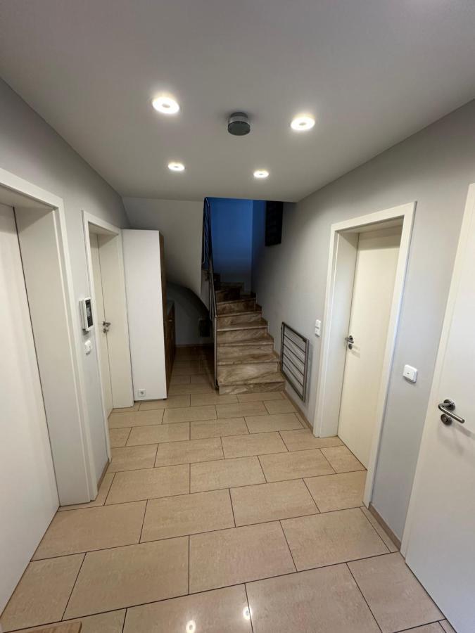 Stadtvilla In 7 Personen 3 Schlafzimmer 2 Baeder Garten Und Terrasse Zentral Gelegen Messe Innenstadt Seen