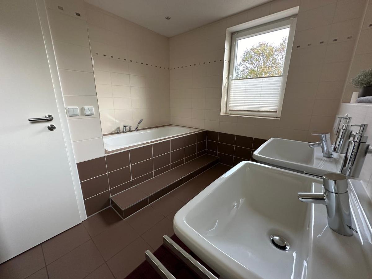 Stadtvilla In 7 Personen 3 Schlafzimmer 2 Baeder Garten Und Terrasse Zentral Gelegen Messe Innenstadt Seen Villa